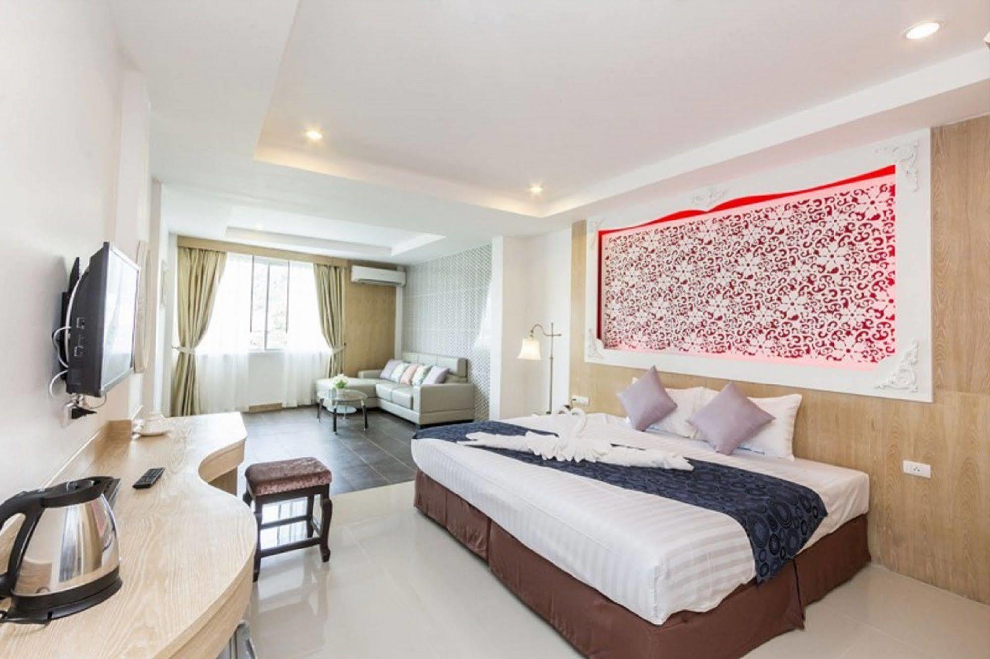 Triple Three Patong Hotel Eksteriør billede